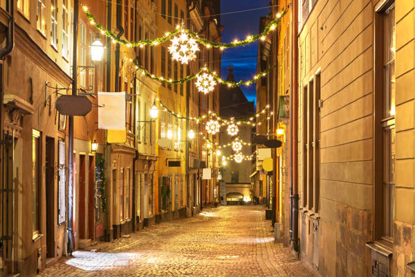 Julepyntede gader i Gamla Stan i Stockholm i Sverige.