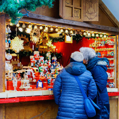 To personer ved en bod på et julemarked.
