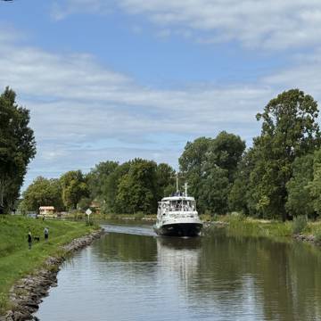 Turbåd, der sejler på den imponerende Gøtakanal i Sverige.
