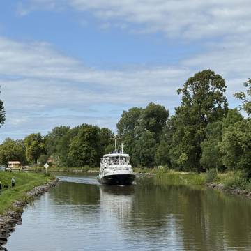 Sejl på den imponerende Gøtakanal i Sverige.