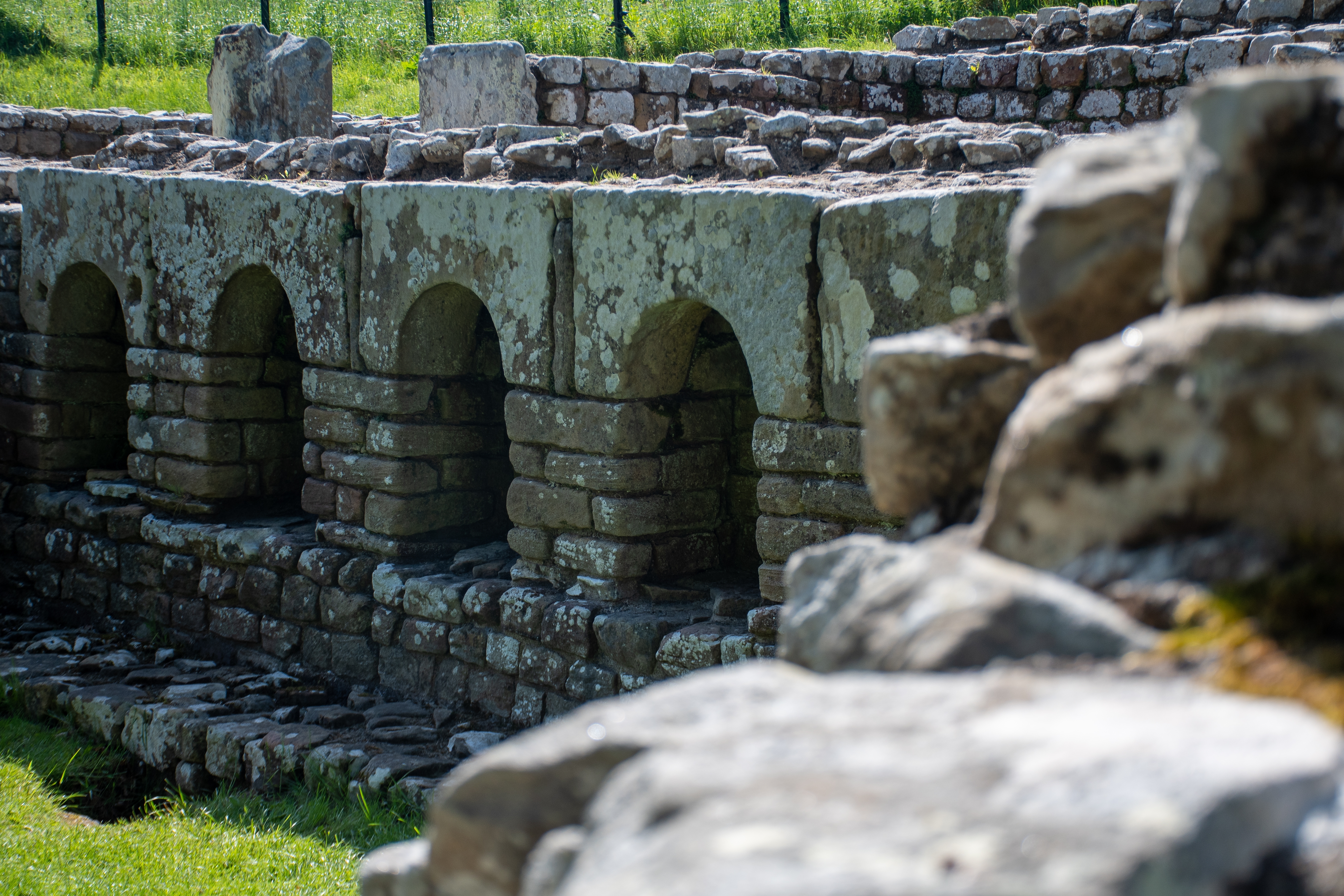 Detalje med buer i murværket ved Chesters Fort og Hadrians Mur i Nordengland.
