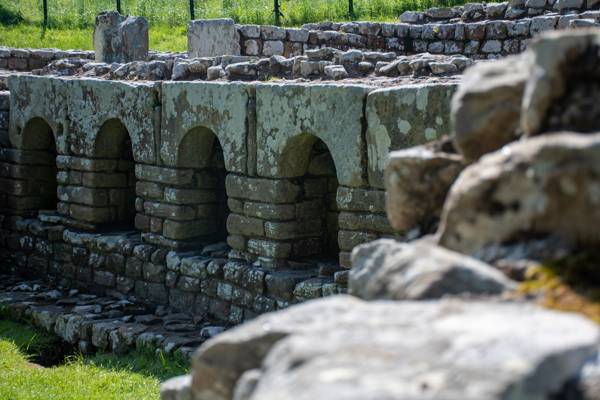 Detalje med buer i murværket ved Chesters Fort og Hadrians Mur i Nordengland.