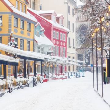 Snedækket gade i den gamle bydel i Riga i Letland.