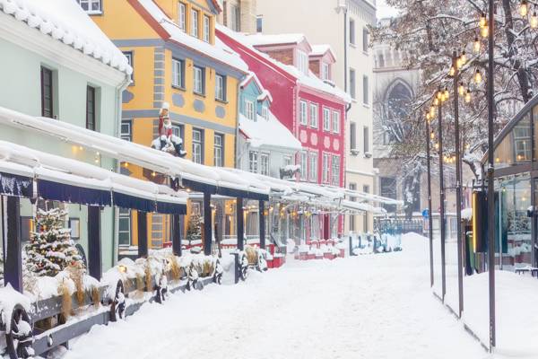 Snedækket gade i den gamle bydel i Riga i Letland.