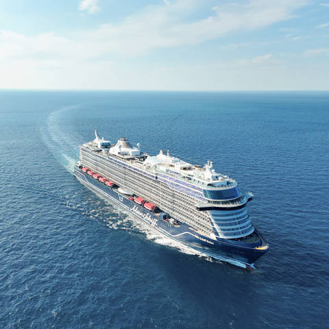 Dronefoto af krydstogtskibet Mein Schiff Relax fra TUI Cruises.