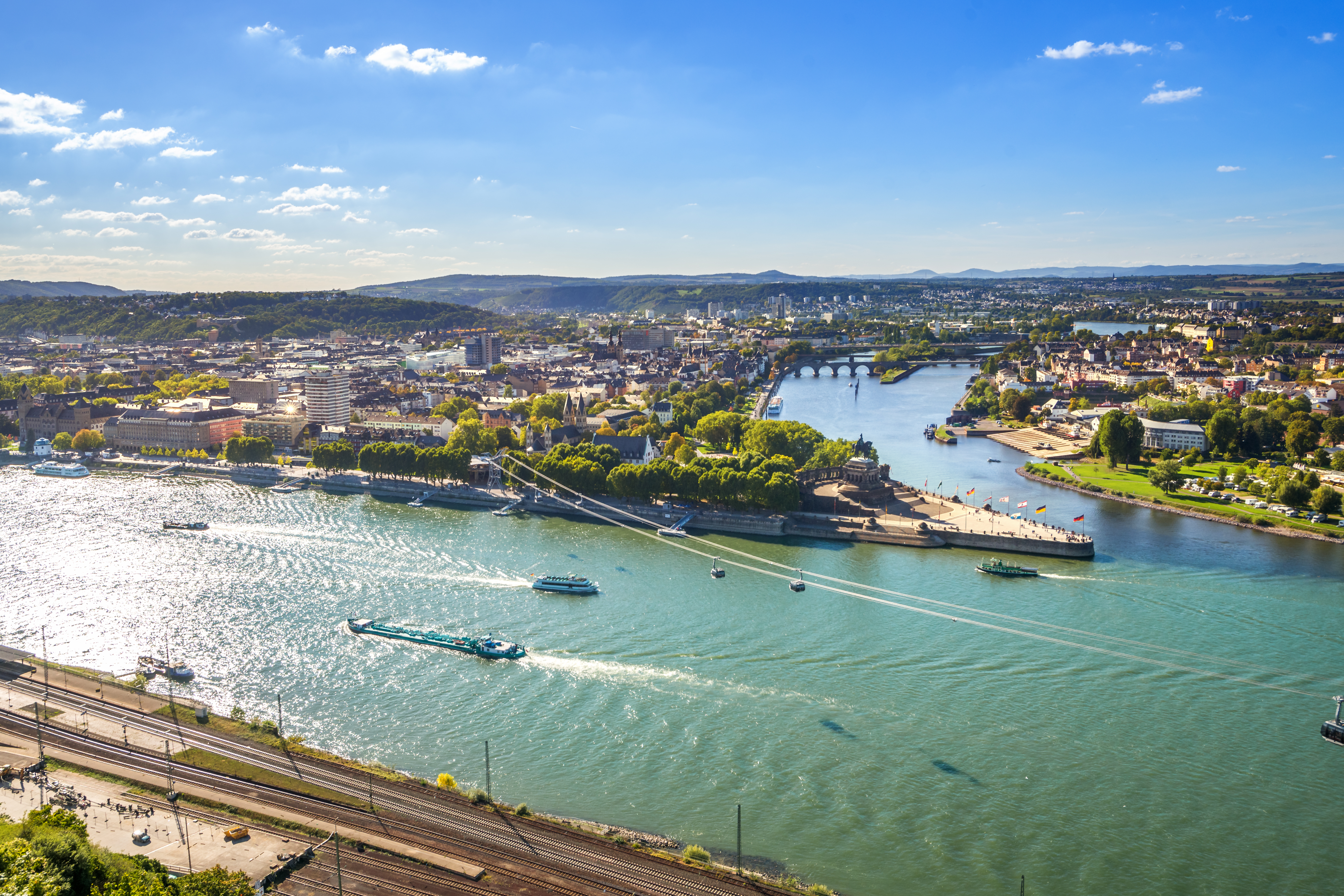 Deutsches Eck i Koblenz i Tyskland er stedet hvor Mosel og Rhinen løber sammen.