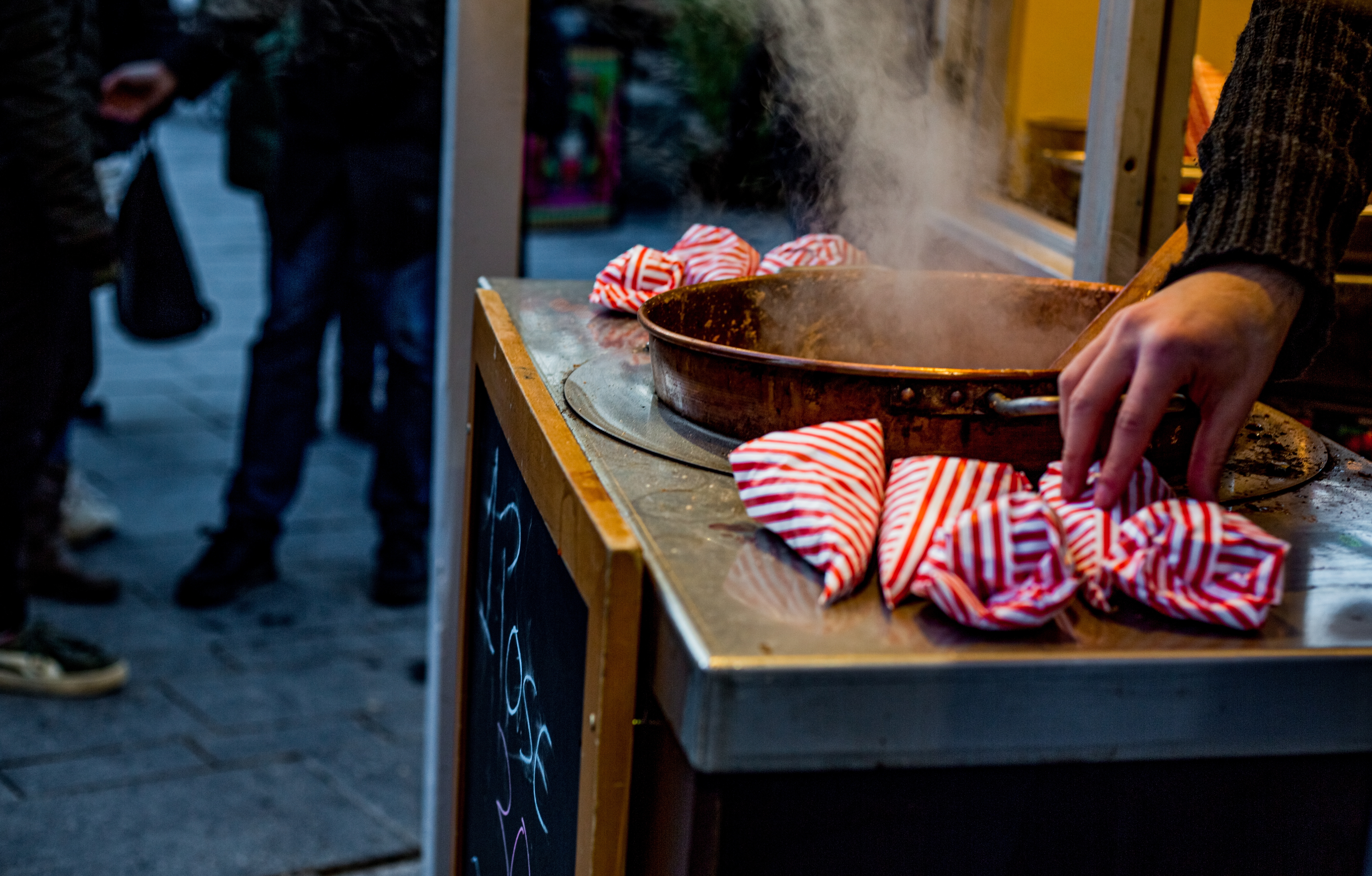 Nyd brændte mandler på julemarkedet. 