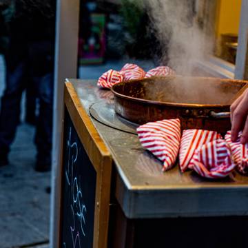 Nyd brændte mandler på julemarkedet.