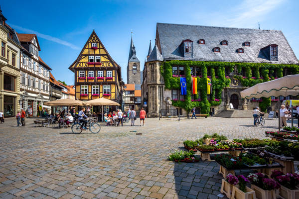 Det hyggelige torv i Quedlinburg i Tyskland.