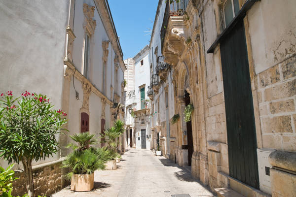 Charmerende og smal gade i Martina Franca i Syditalien.