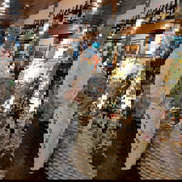 Kok, der præsenterer råvarer og delikatesser fra Agriturismo Gelindo dei Magredi i Norditalien.