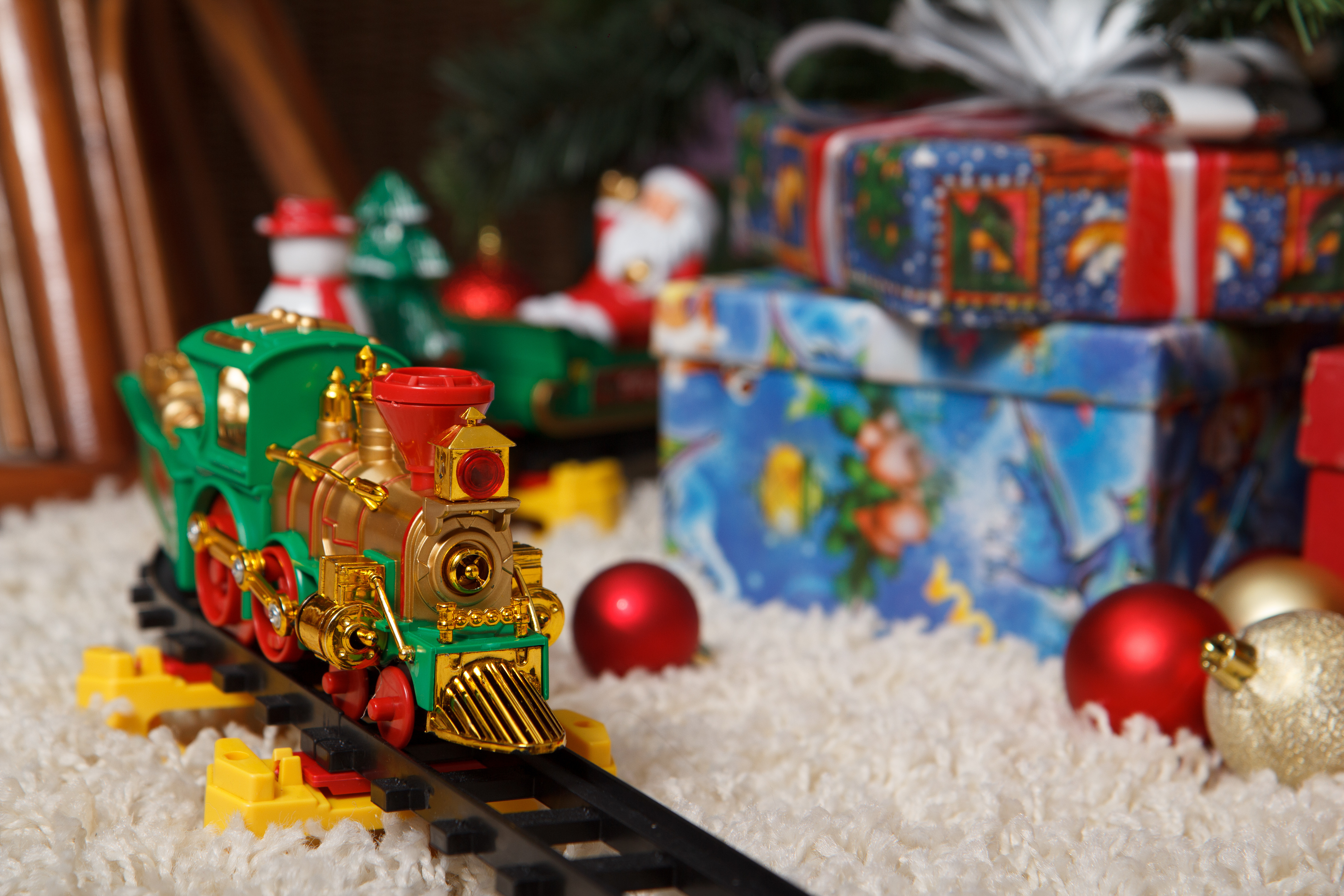 Legetøjstog mellem julegaver.