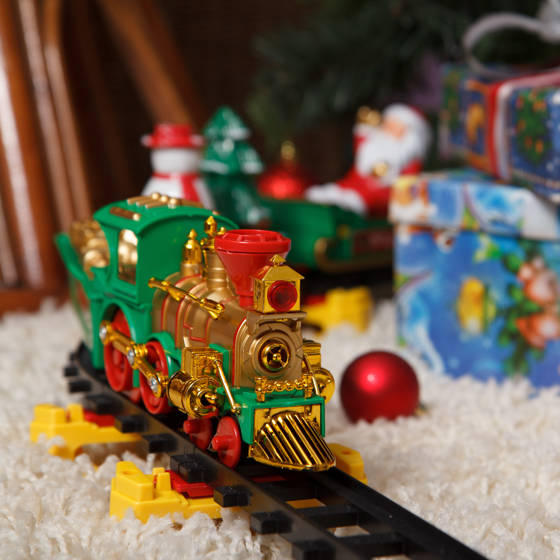 Legetøjstog mellem julegaver.