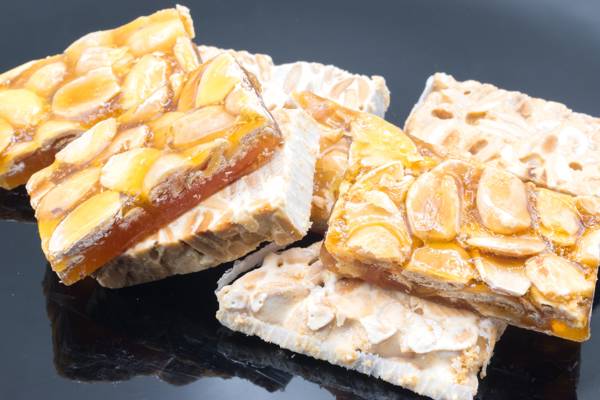 Stykker af den spanske nougat turrón.