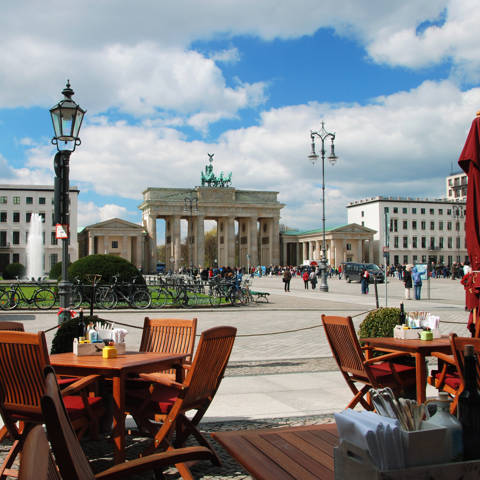 Nyd en kop kaffe ved en fortovscafé ved Brandenburger Tor i Berlin.