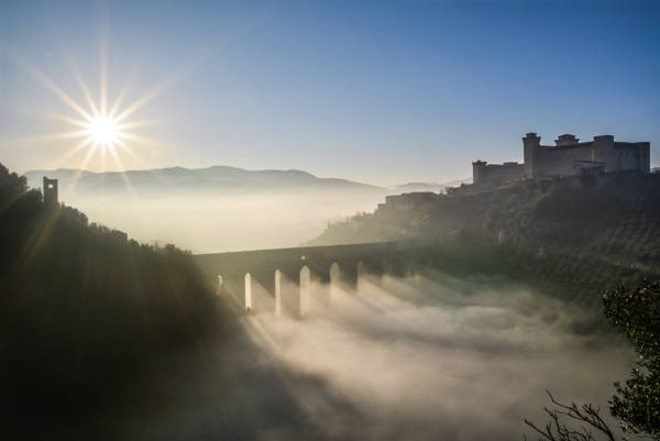 Den smukke middelalderborg ved Spoleto i Umbrien i Italien.