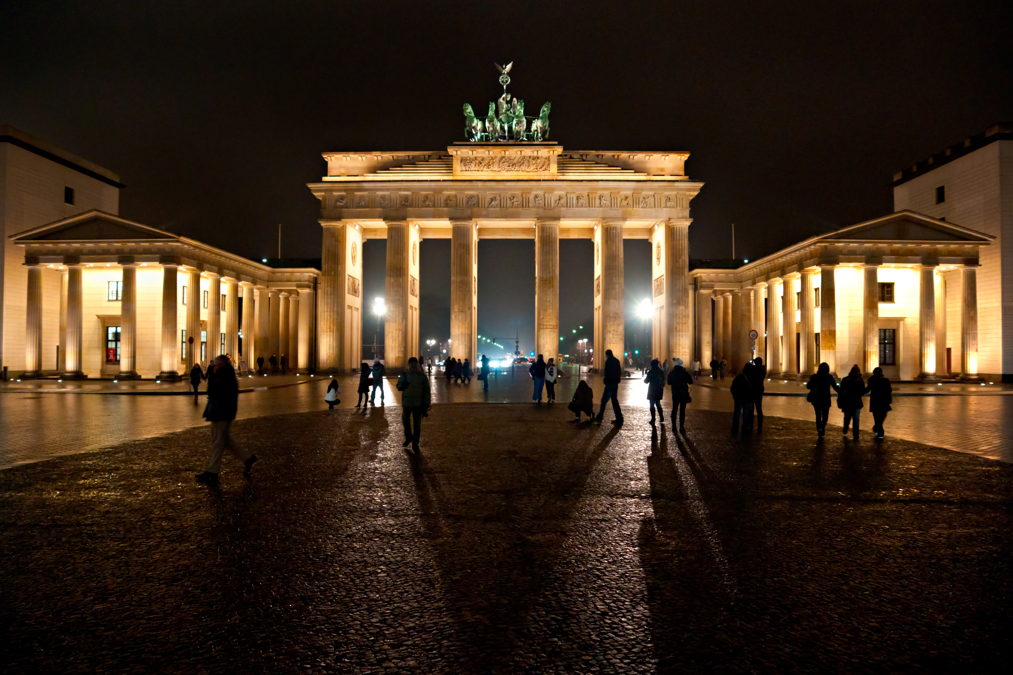 Brandenburger Tor i Berlin om aftenen.