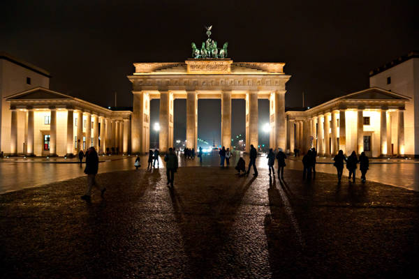 Brandenburger Tor i Berlin om aftenen.