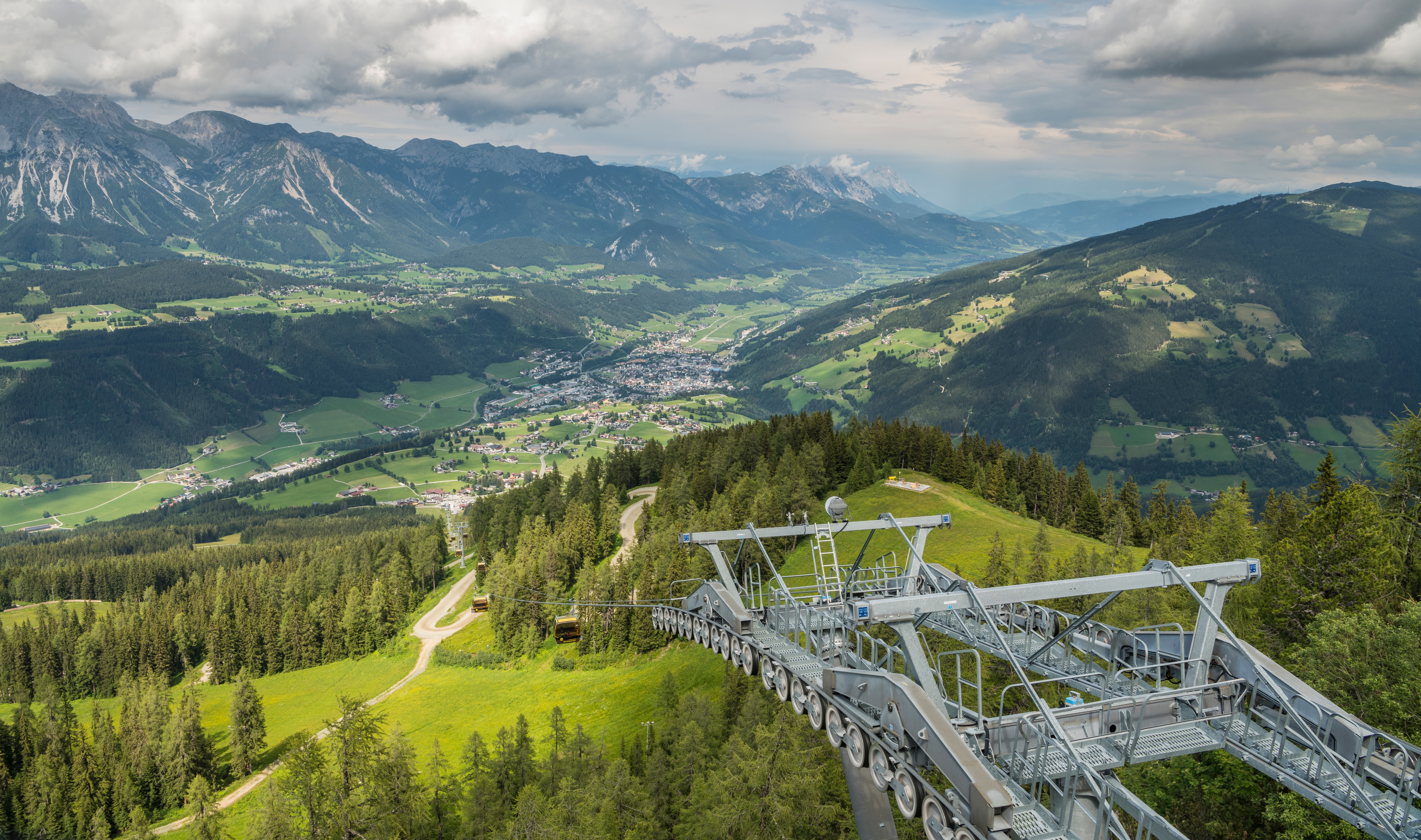 Panoramabillede af Schladming om sommeren set fra gondollift.