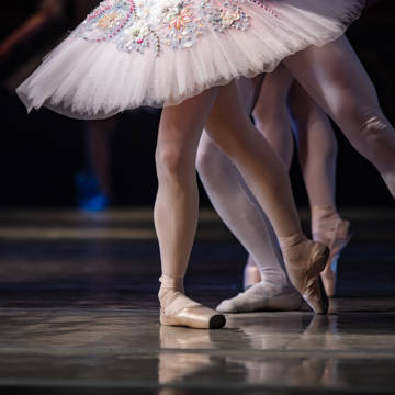 Balletdanseres ben på scenen.