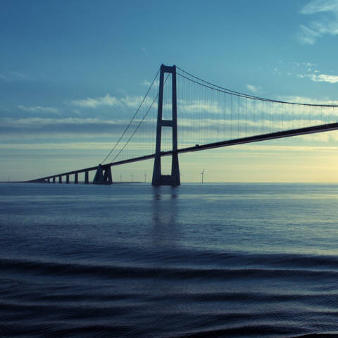 Storebæltsbroen i solnedgangen.