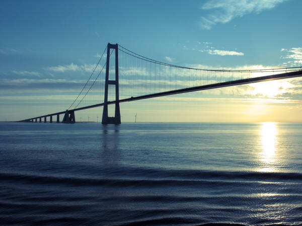 Storebæltsbroen i solnedgangen.