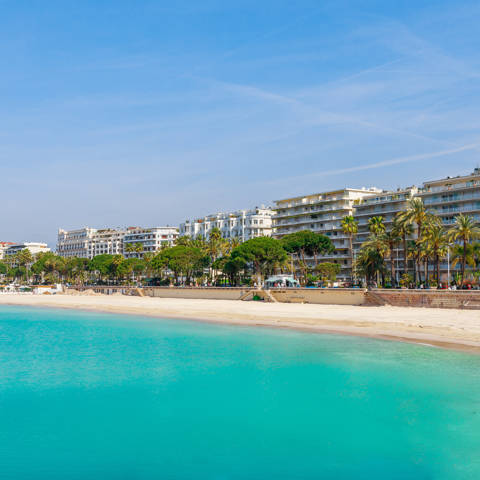 Croisette-stranden ved Cannes i Frankrig.