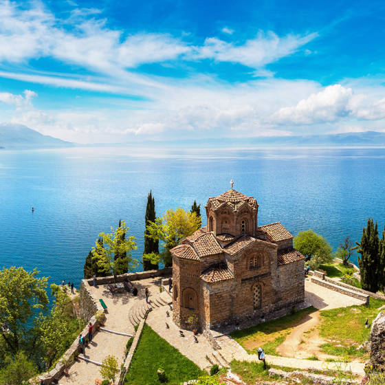 Panoramabillede af Orhidsøen i Nordmakedonien.