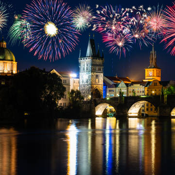 Nytår i Prag med fyrværkeri over Karlsbroen.