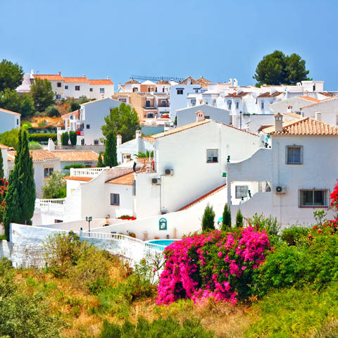 Udsigt over Nerja, en af de berømte hvide landsbyer omkring Malaga i Sypdspanien.
