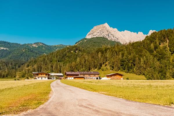 Sommer i Kaiserbachtal ved Kitzbühel i Østrig.