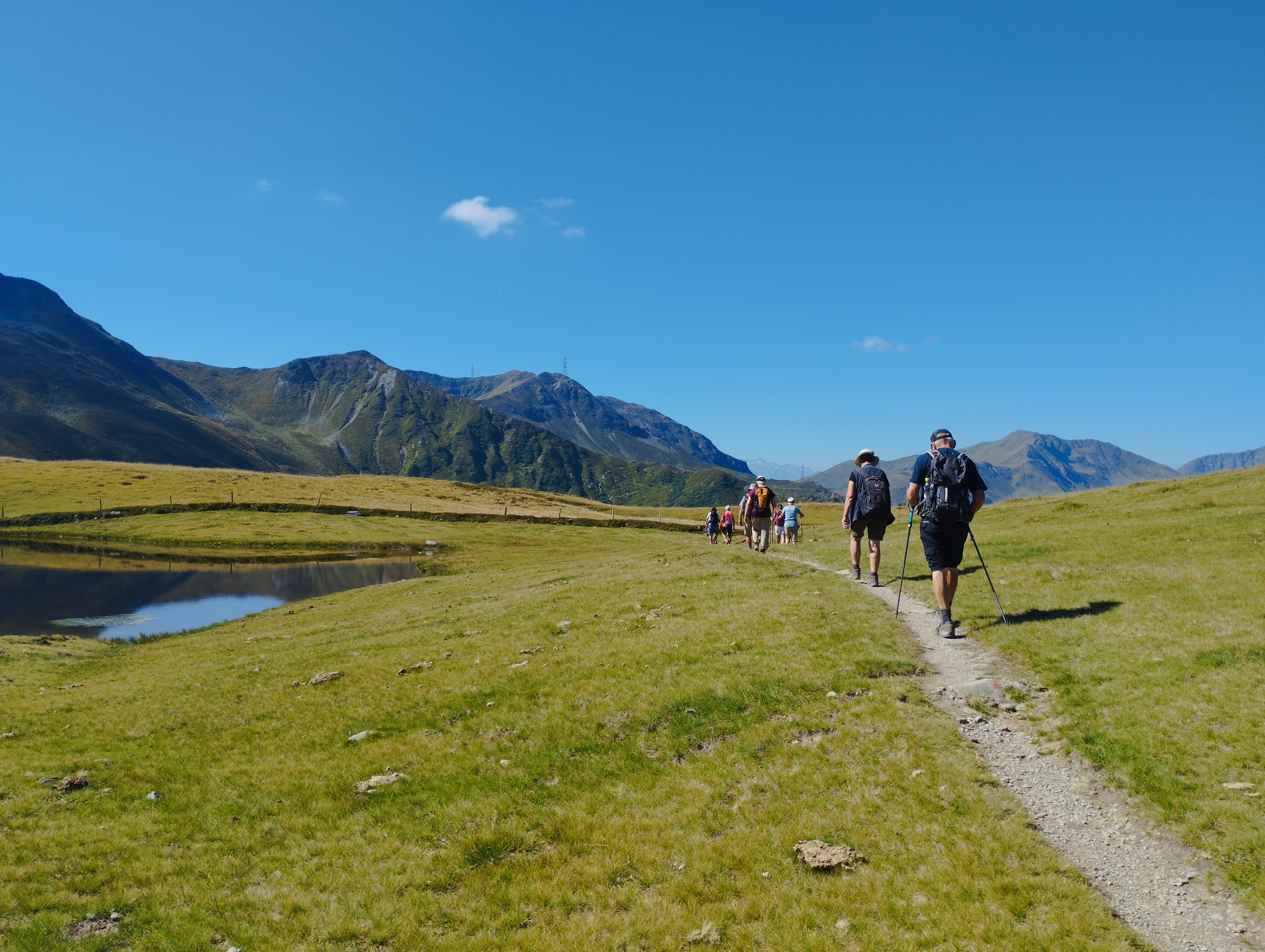 Vandrere går på en sti i landskabet ved Stemmerkogel ved Saalbach i Østrig.