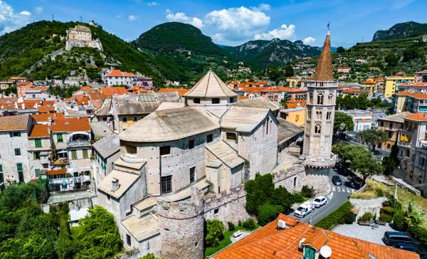 Den smukke by Finalborgo i Ligurien i Italien.