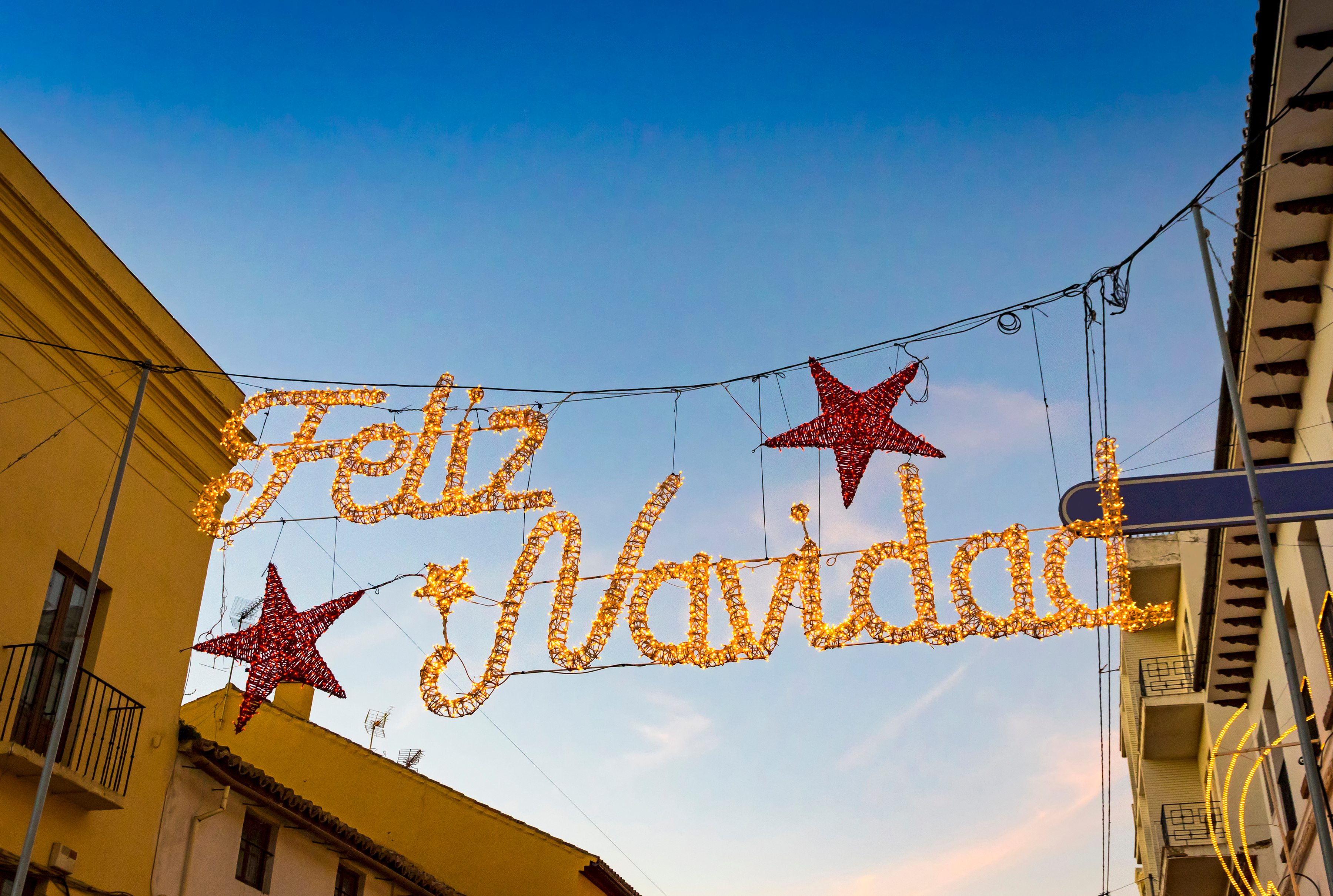 Julelys med teksten, Feliz Navidad.