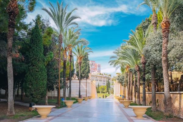 Aigüera Park i centrum af Benidorm på Costa Blanca i Spanien.