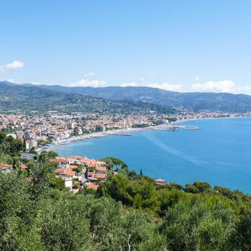 Panoramabillede af den smukke kyststrækning ved Diano Marina i Ligurien i Italien.