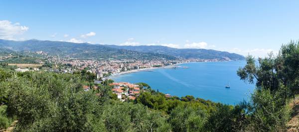 Panoramabillede af den smukke kyststrækning ved Diano Marina i Ligurien i Italien.