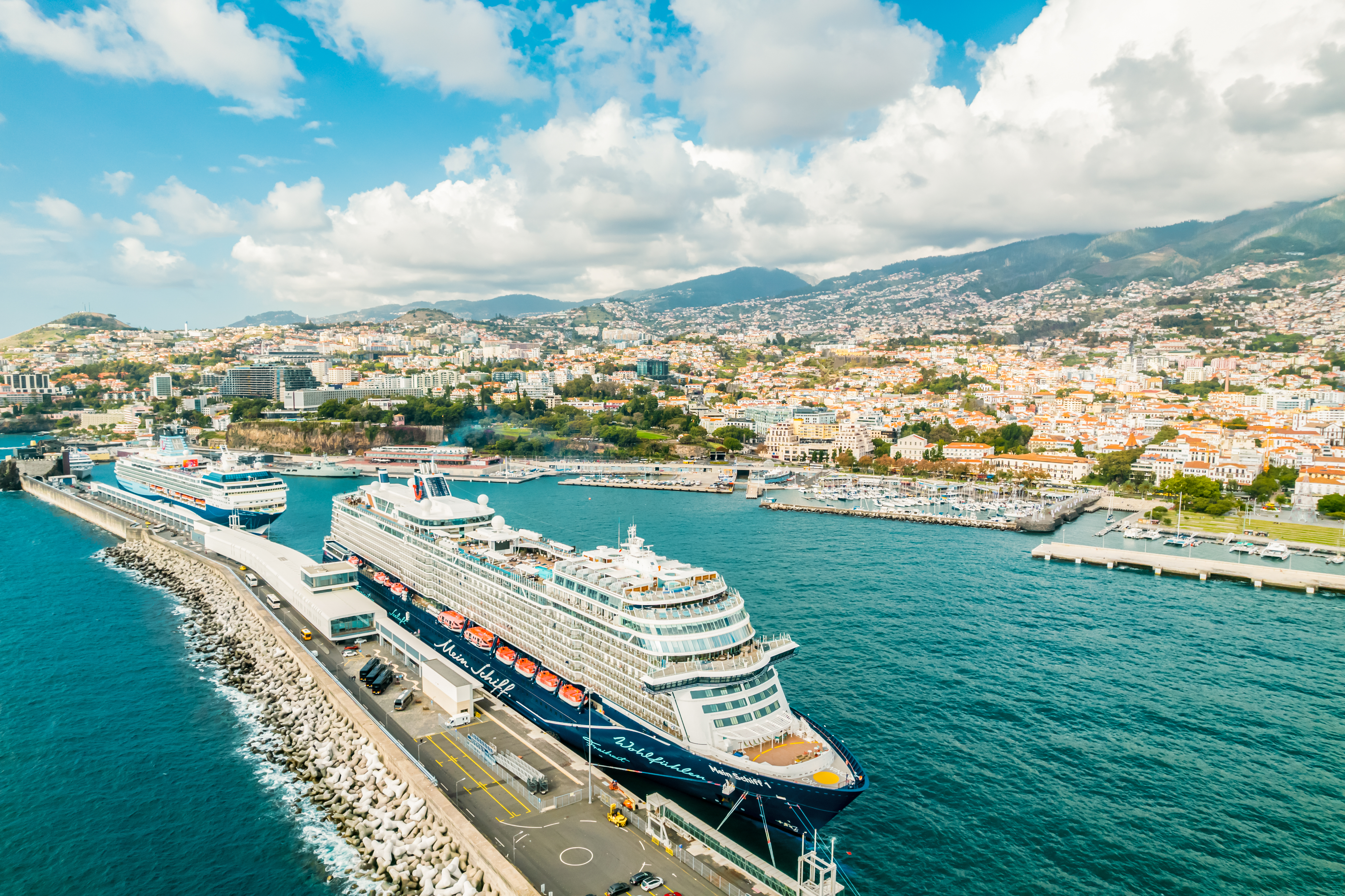 Krydstogtskibet Mein Schiff i havnen i Funchal på Madeira. 