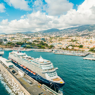 Krydstogtskibet Mein Schiff i havnen i Funchal på Madeira.