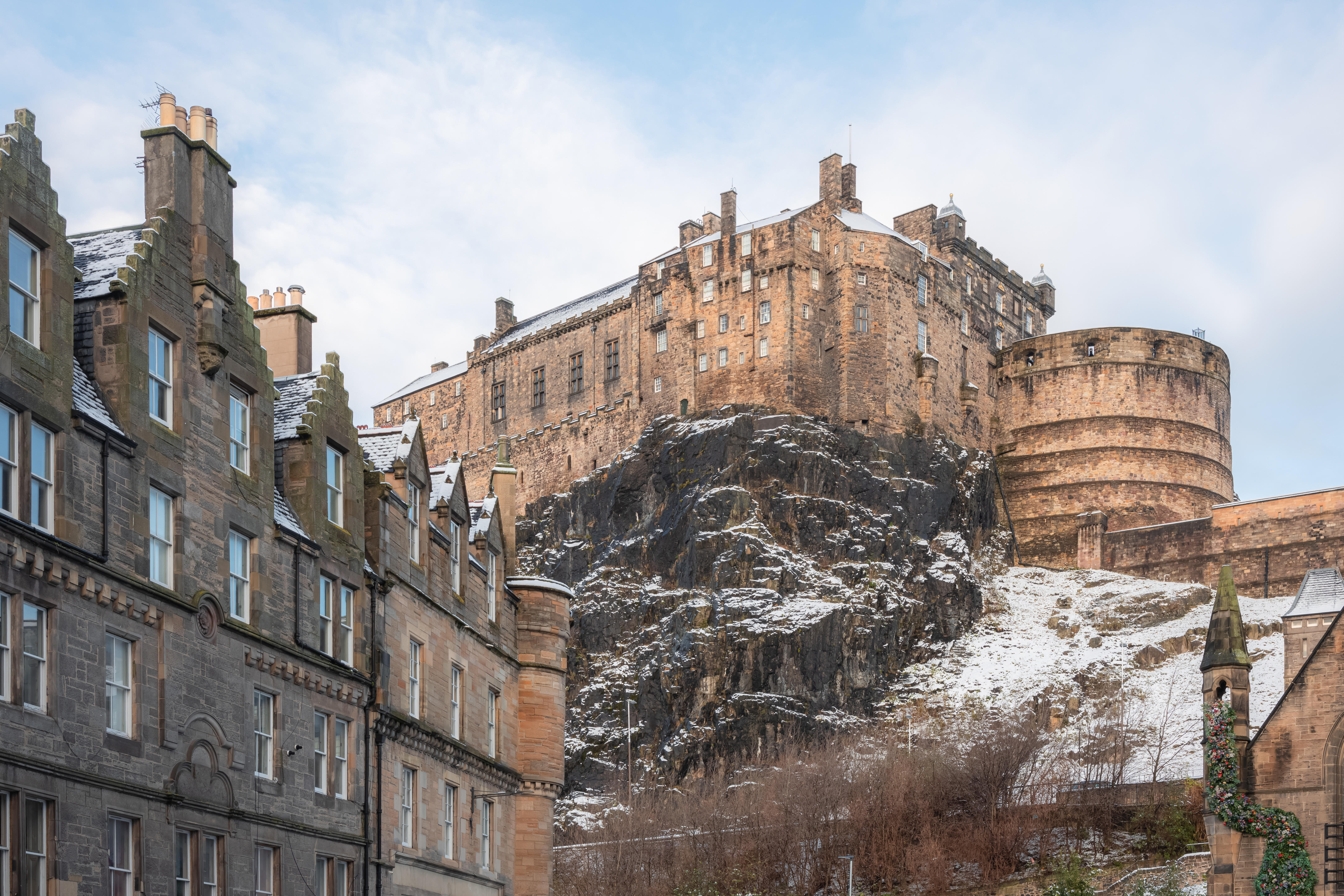 Edinburgh Castle efter snefald en decembermorgen.