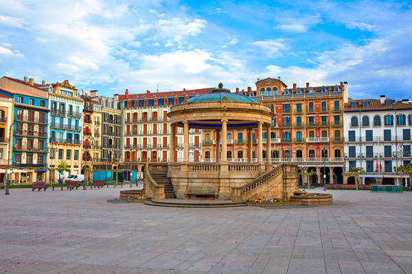 Plaza Del Castillo i Pamplona i Spanien.