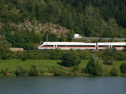 Det tyske ICE-højhastighedstog i fuld fart gennem Sydtyskland.
