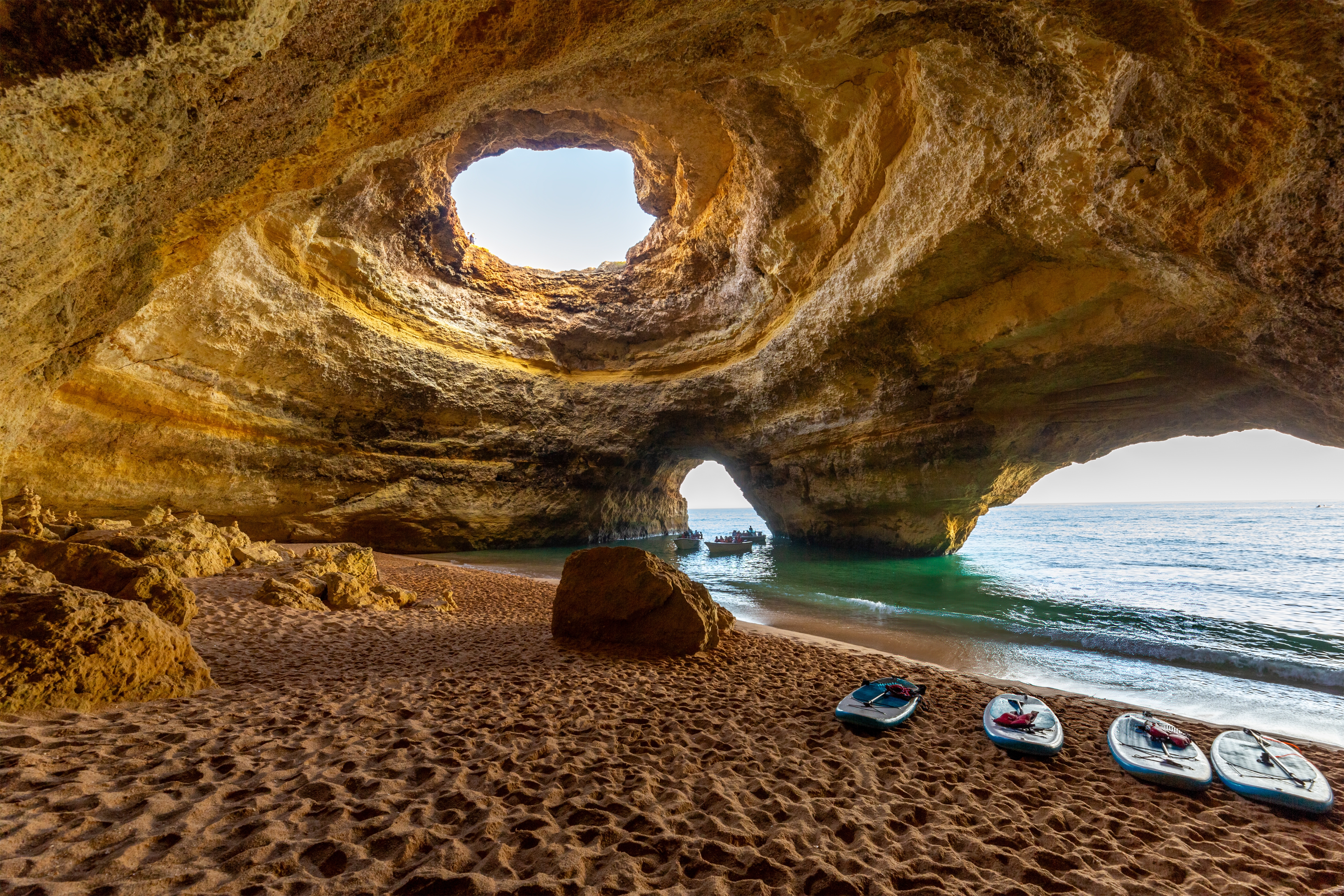 Naturskabte grotteformationer ved Benagil.