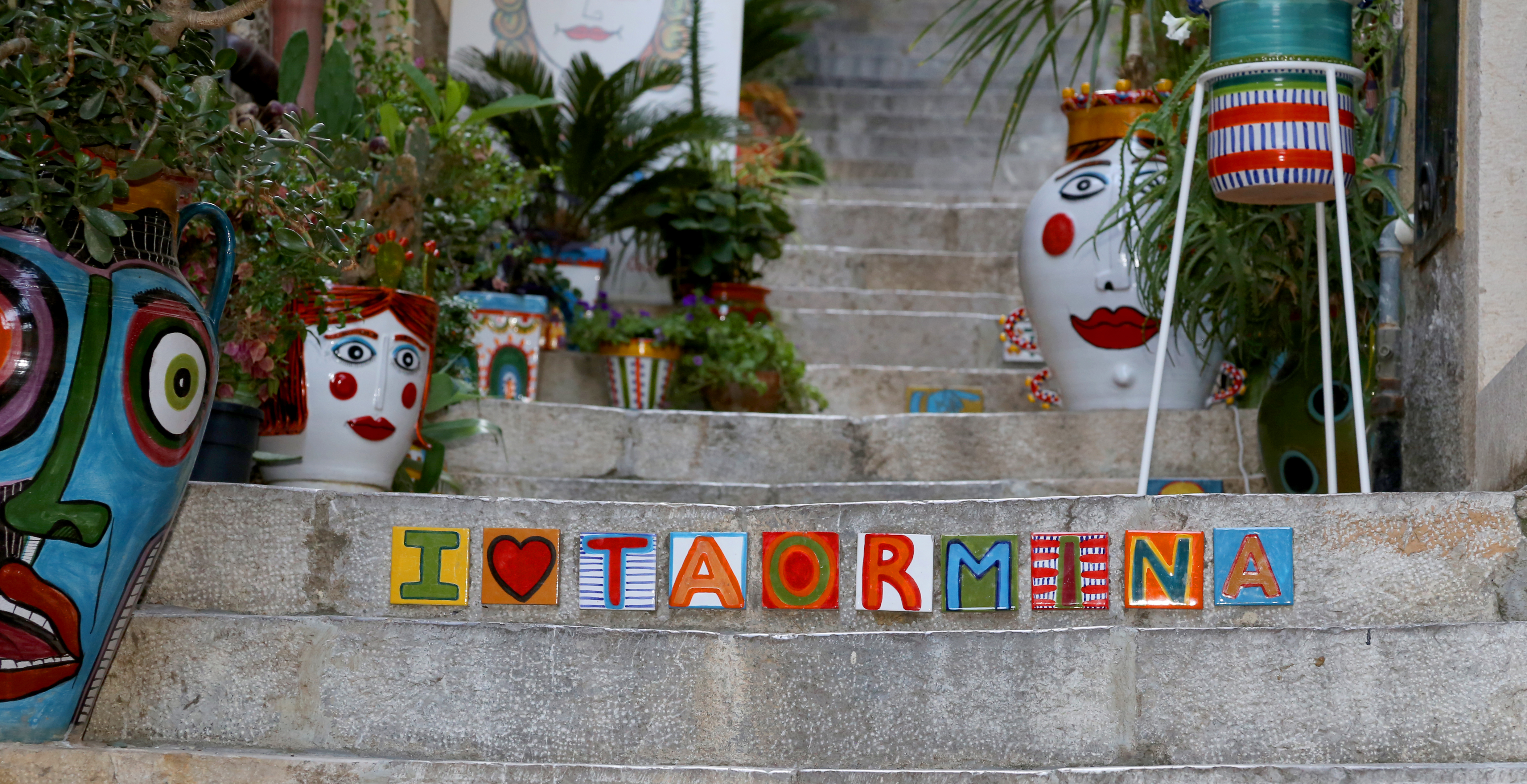 Trappesten med påsatte keramikbogstaver, der udgør teksten I love Taormina.