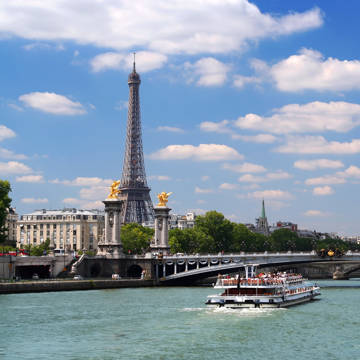 Floden Seinen der løber foran Eiffeltårnet i Paris.