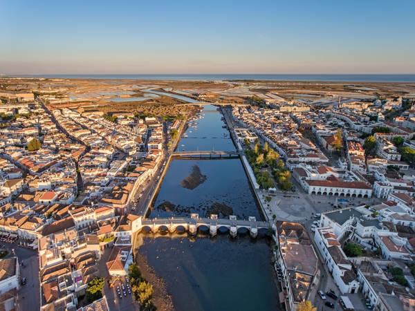 Luftfoto over byen Tavira på Algarvekysten i Portugal.