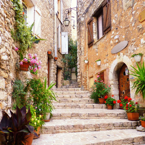 Gade i den gamle bydel i Tourrettes-sur-Loup i Provence i Frankrig.