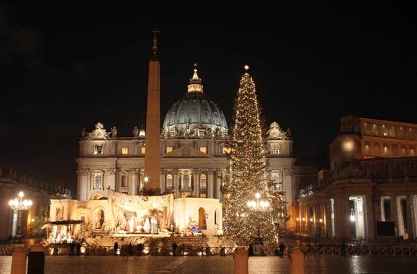 Krybbespil og juletræ om aftenen på Peterspladsen i Rom.