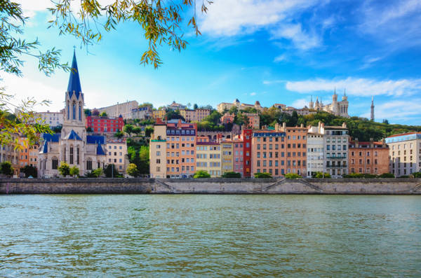 Lyon ligger smukt ved Rhônefloden i Frankrig.