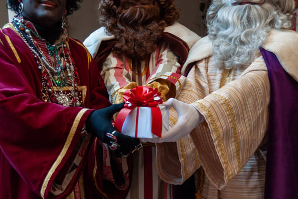 De tre vise mænd overbringer en gave.